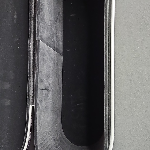 DYSON PLATINUM PRESENTION CASE - Picture 5 of 11